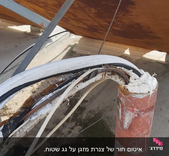 צינור אטום בחומר לבן על עמוד מתכת